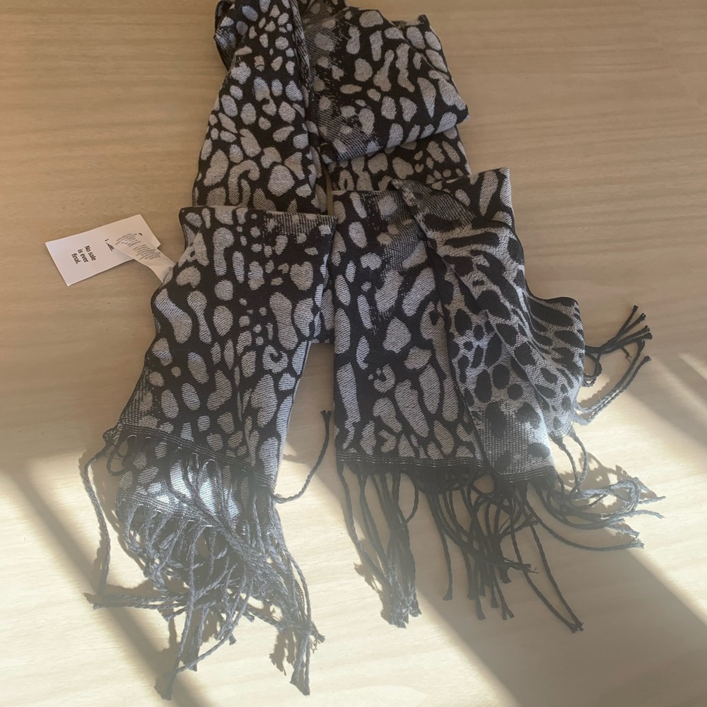 🍄3/29🍄Soft Cleo Patterned Scarf - Picture 6 of 7
